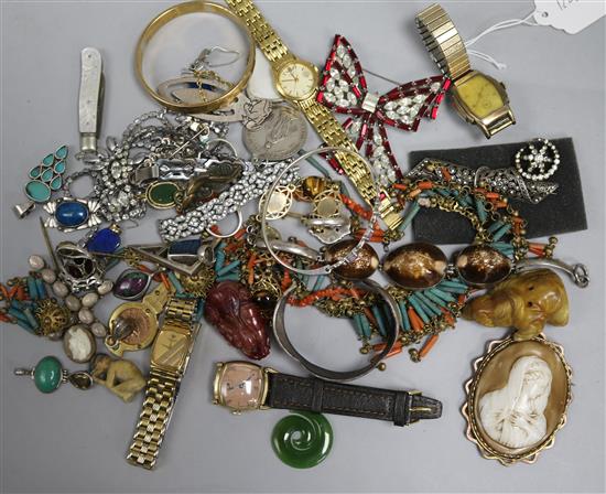 Mixed costume jewellery.